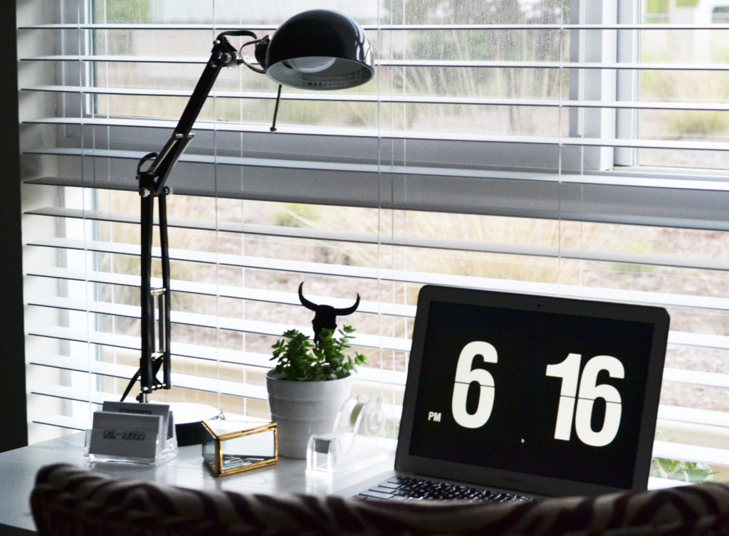 chic-disheveled-desk-space-3